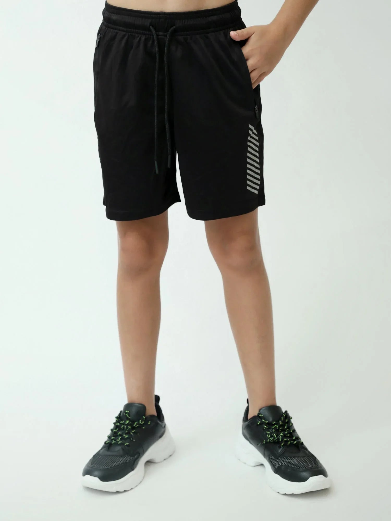 Short ado garçon noir sport avec poches zippées et détail réfléchissant - SHR24SSPS75644MJ1 - Justyol