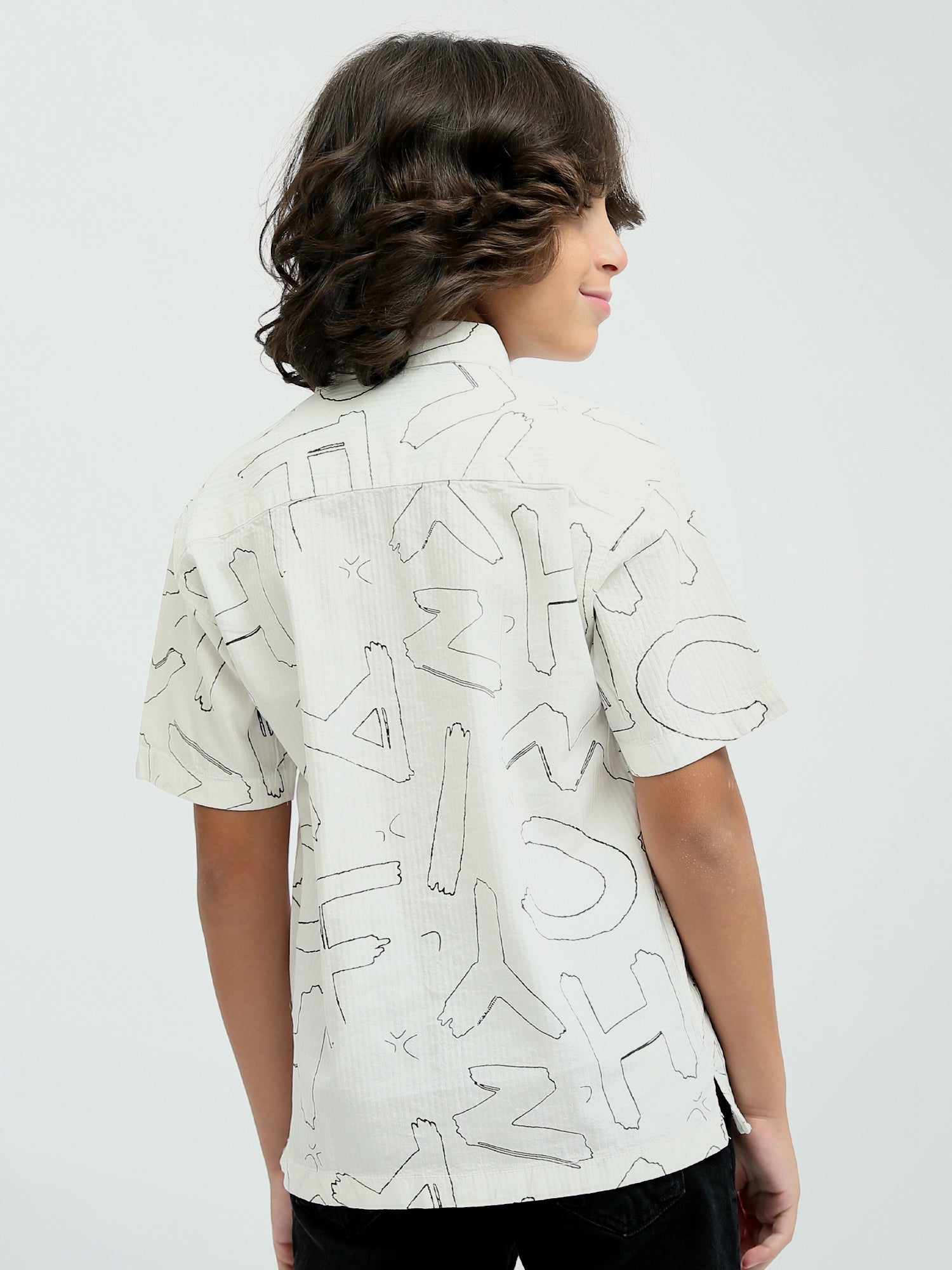 Chemise enfant au design moderne avec imprimé typographique – SSH24SACR19420TB1