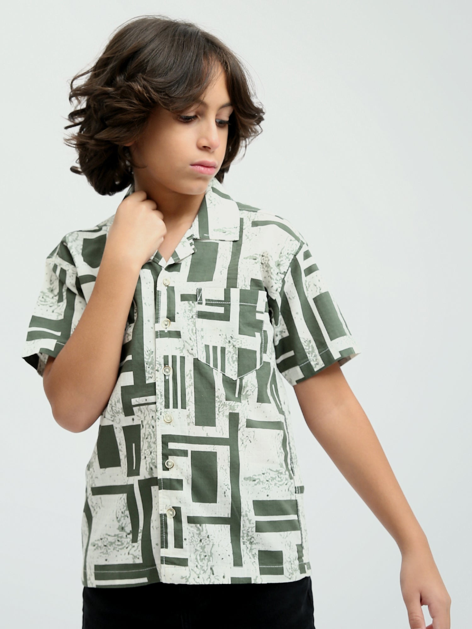 Chemise garçon à manches courtes imprimé géométrique vert olive - SSH24SASC31132TB1