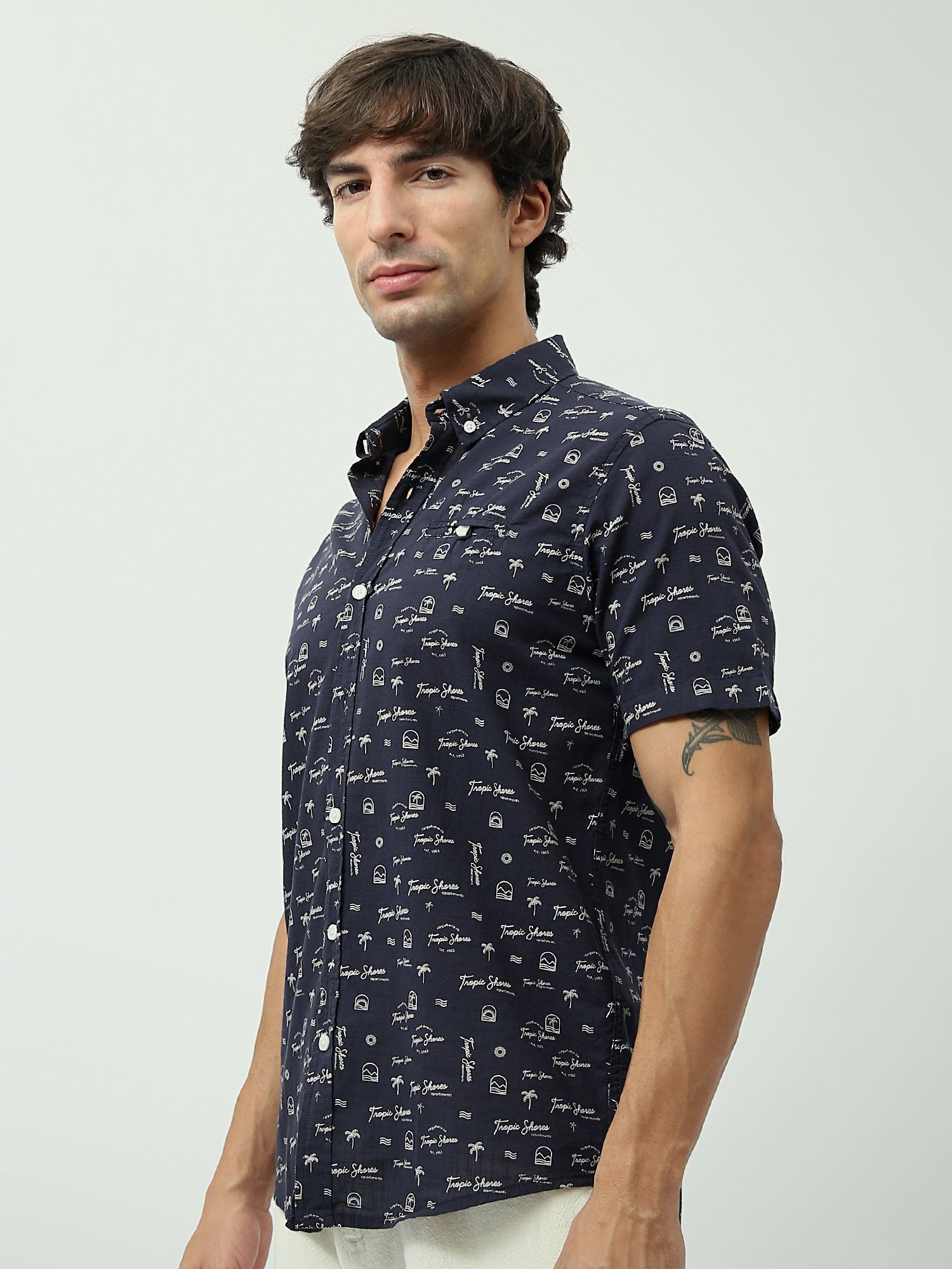 Chemise homme blanche à motifs inspirés du voyage - SSH24SASS19525TM1