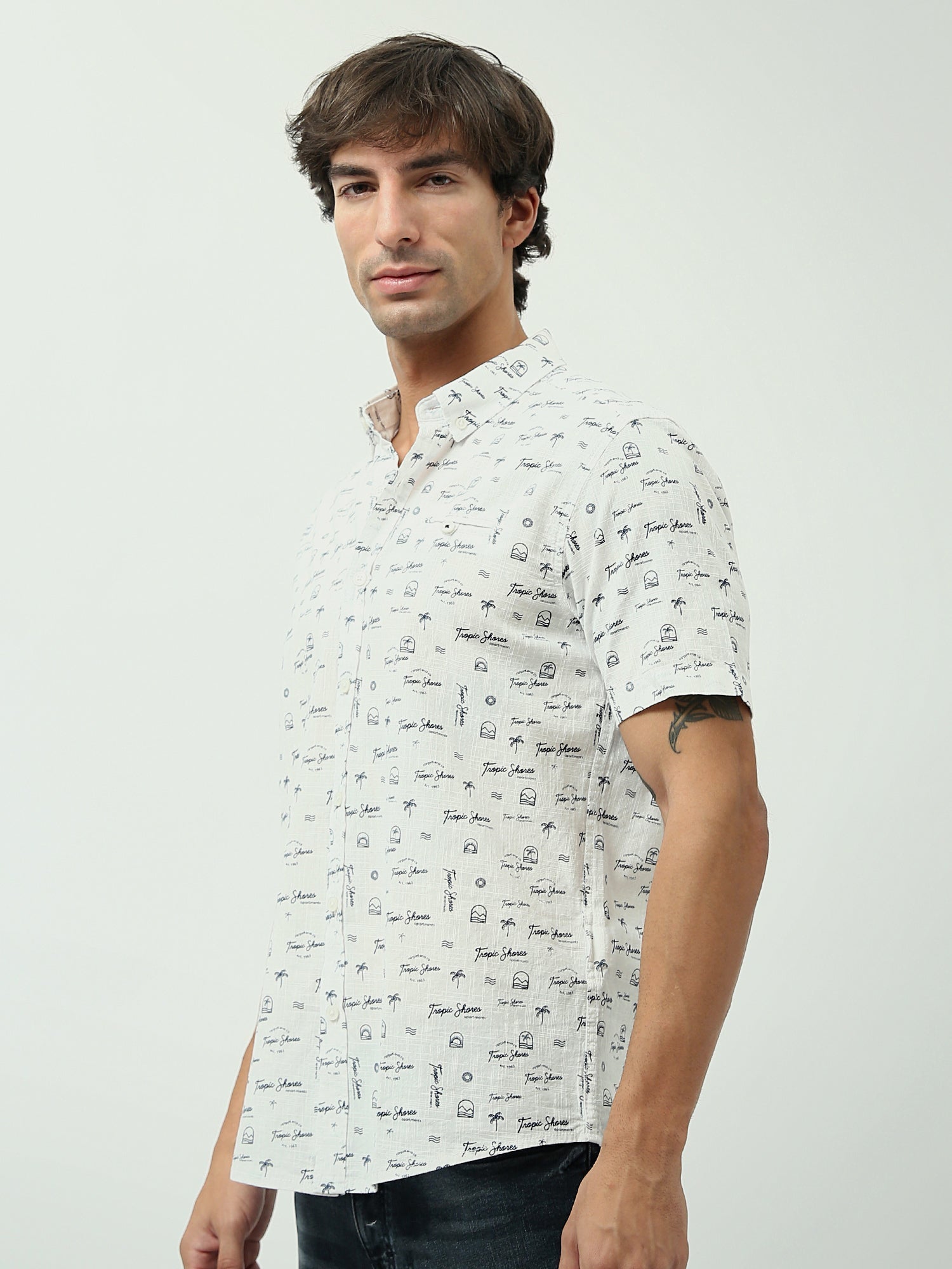 Chemise homme blanche à motifs inspirés du voyage - SSH24SASS19525TM1