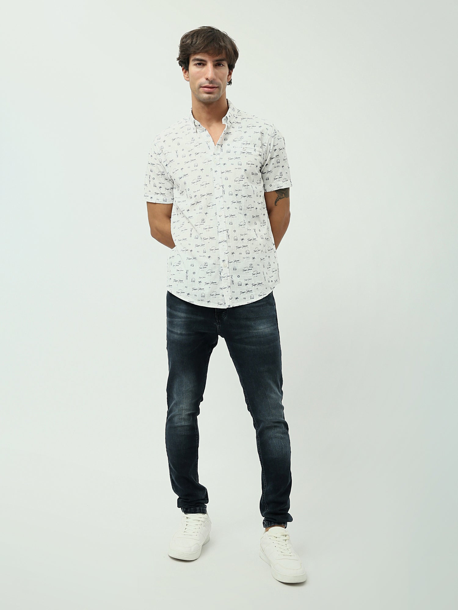 Chemise homme blanche à motifs inspirés du voyage - SSH24SASS19525TM1