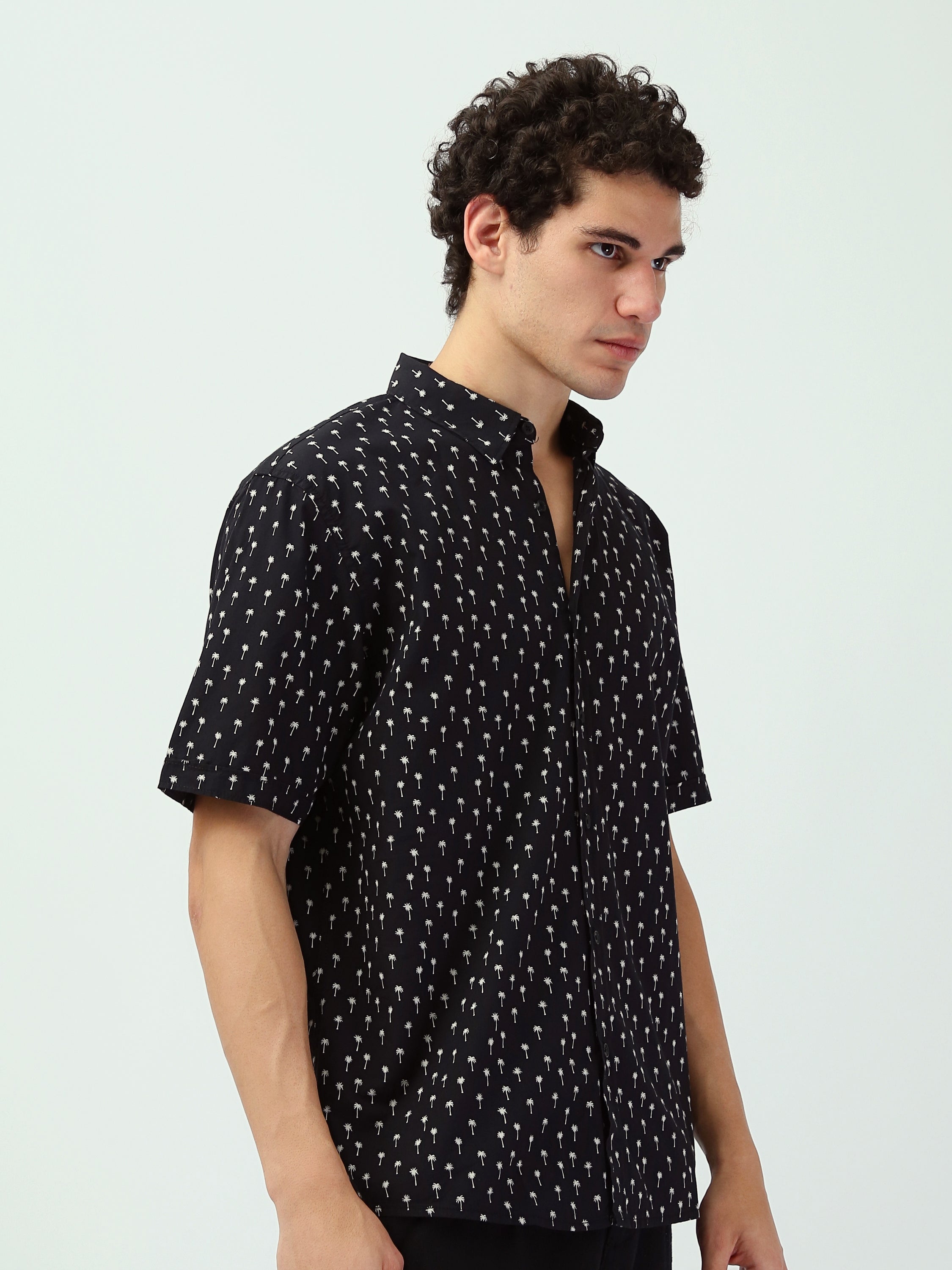 Chemise pour homme à manches courtes noire avec impression de palmier blanche - SSH25SAER16141TM1