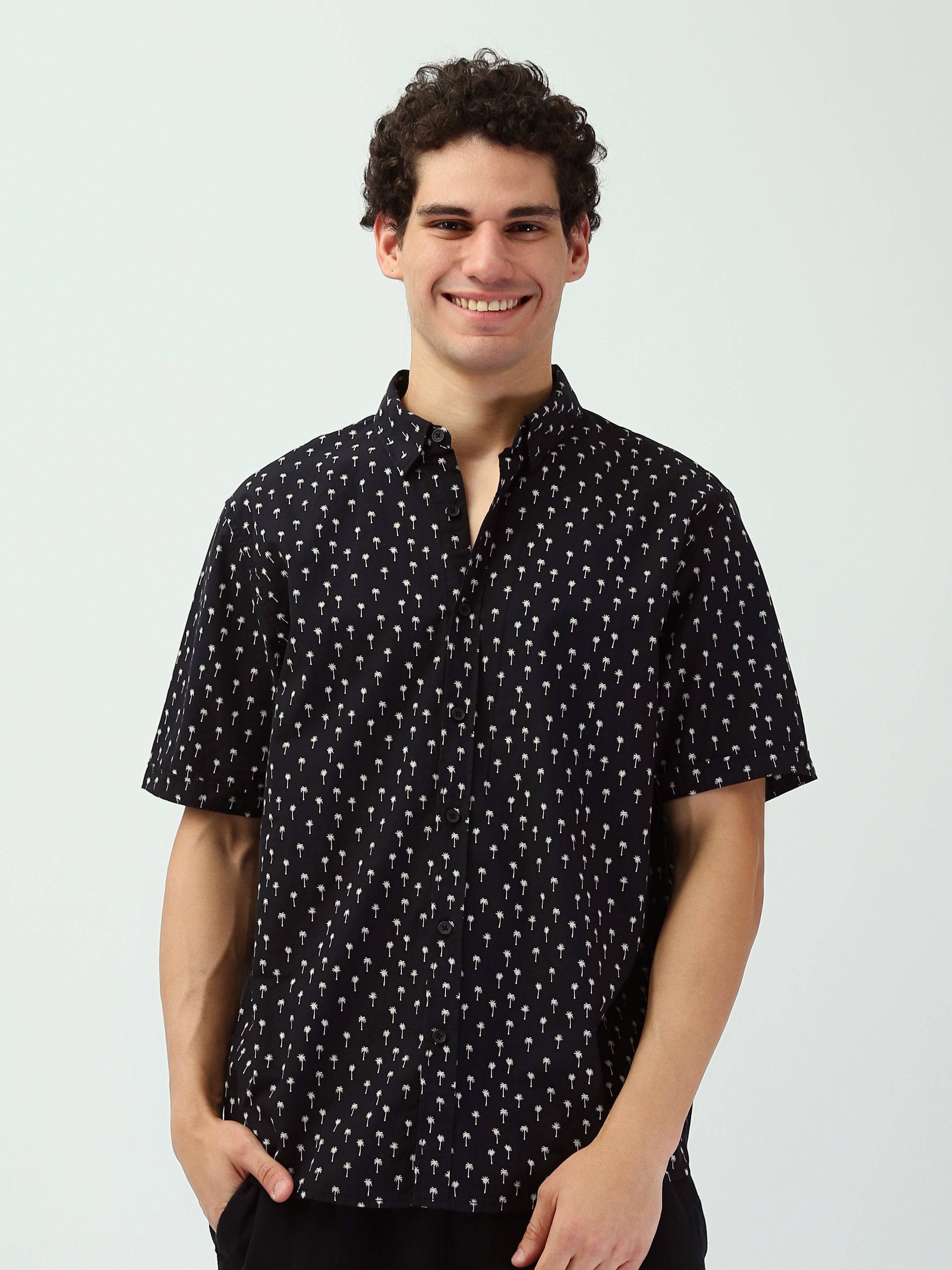 Chemise pour homme à manches courtes noire avec impression de palmier blanche - SSH25SAER16141TM1