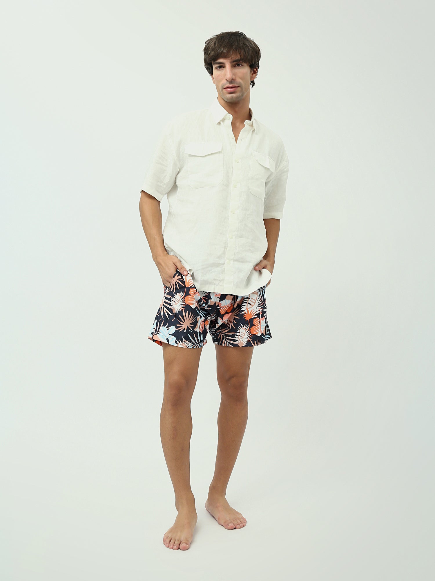 Short de bain homme à motif tropical avec taille élastique et cordon de serrage – SWO24SSAE11409TM1