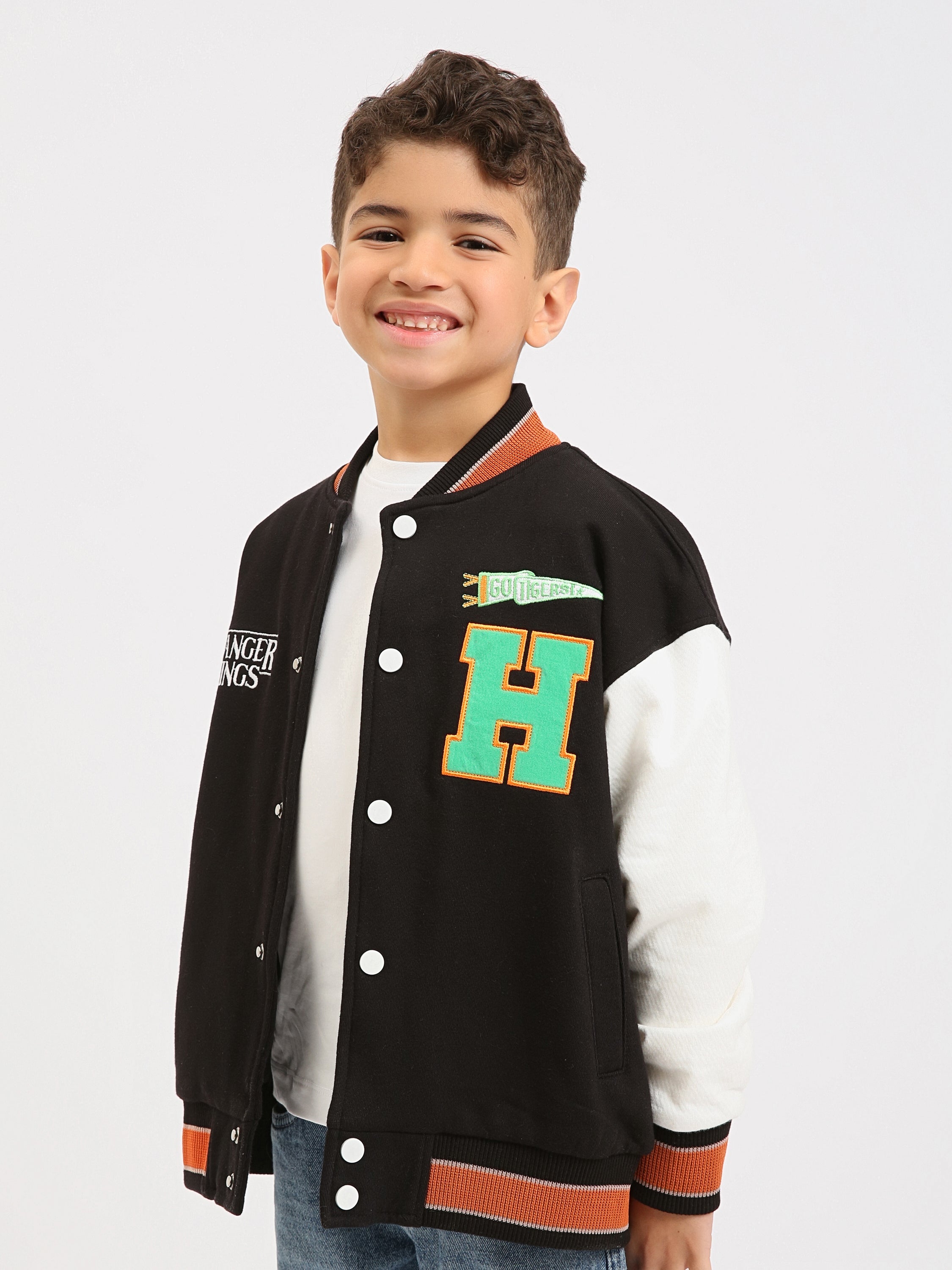 Veste teddy garçon à boutons-pression, style varsity, patchs “H” et finitions contrastées - SWS25WBNS76026MB1