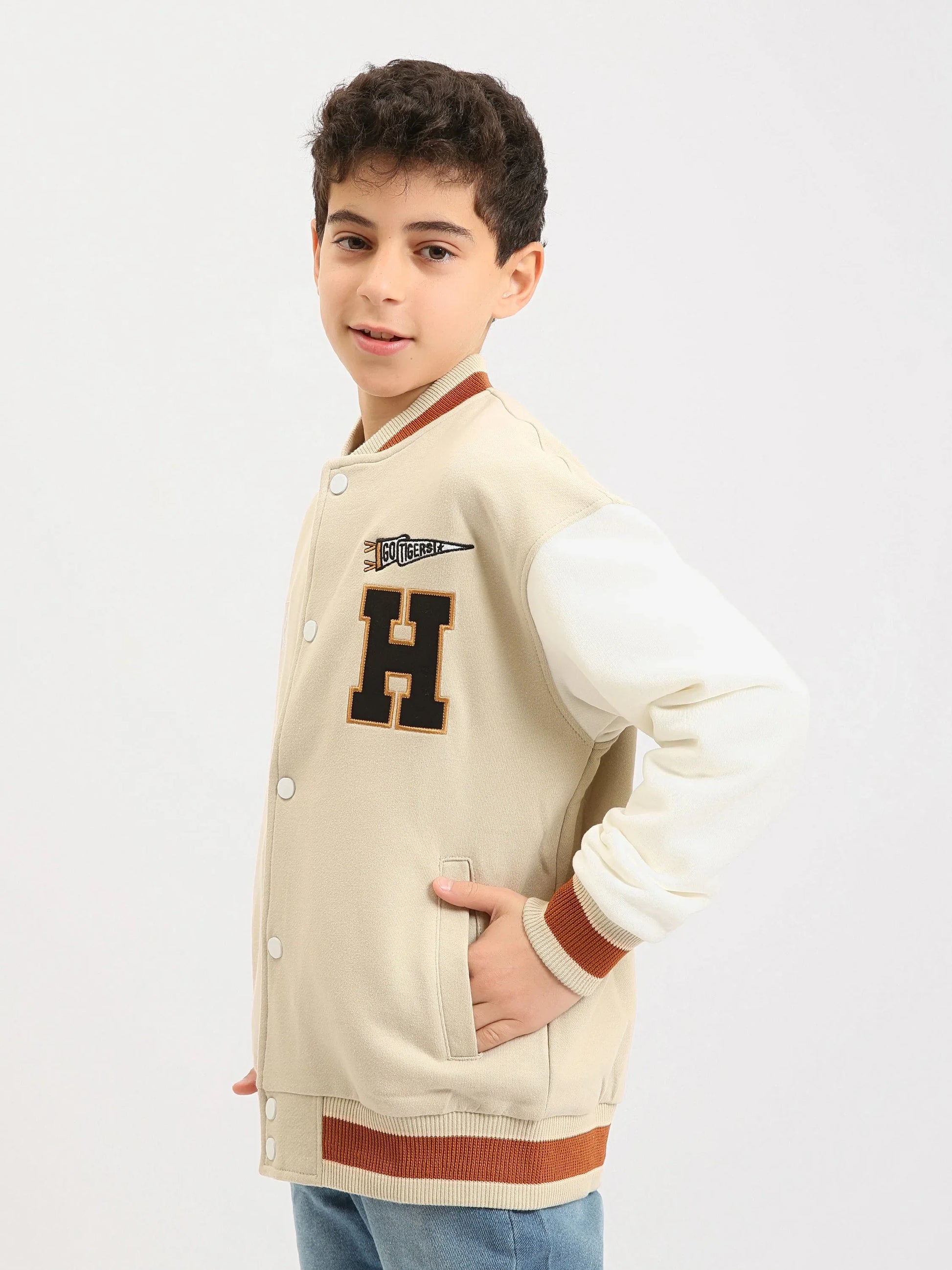 Veste teddy garçon ado à boutons-pression, style varsity, patchs “H” et finitions contrastées - SWS25WBNS76026MJ1 - Justyol