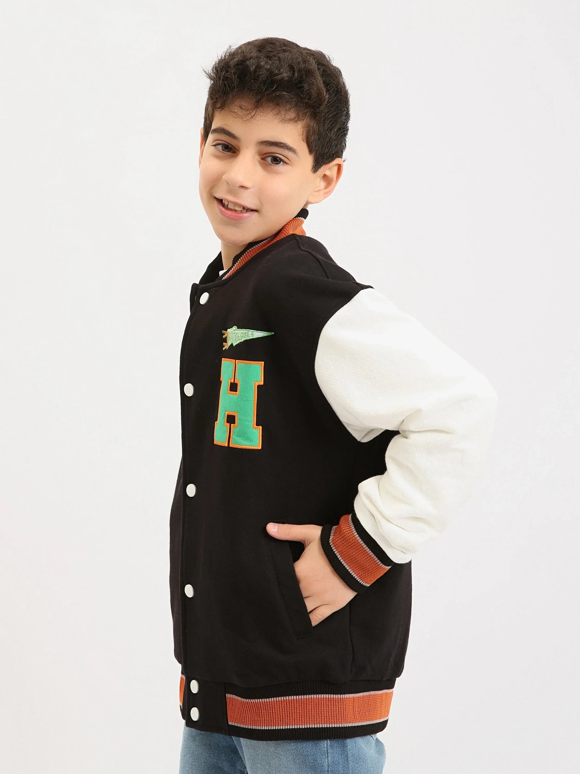 Veste teddy garçon ado à boutons-pression, style varsity, patchs “H” et finitions contrastées - SWS25WBNS76026MJ1 - Justyol