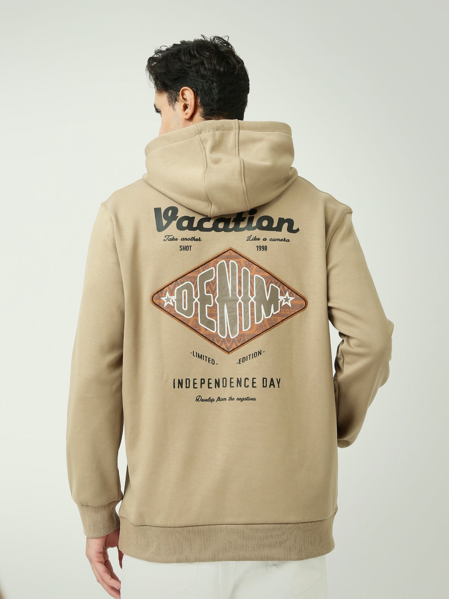 هودي رجالي مع طبعة "Vacation" وقبعة - SWS25WHNK26163TM1