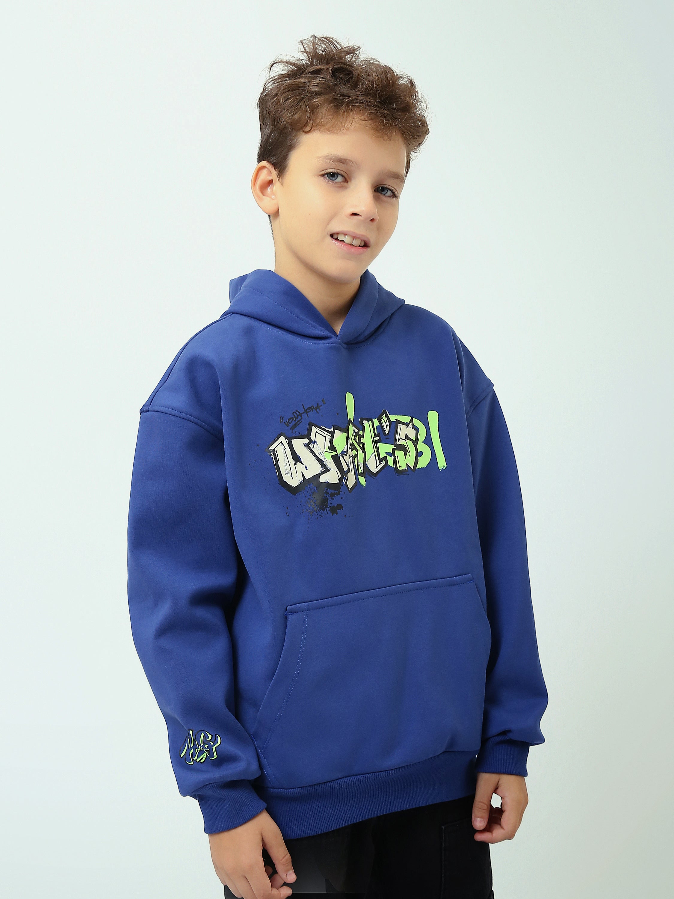 Sweat à capuche garçon avec imprimé graffiti et poche kangourou – SWS25WHNK31528TB1