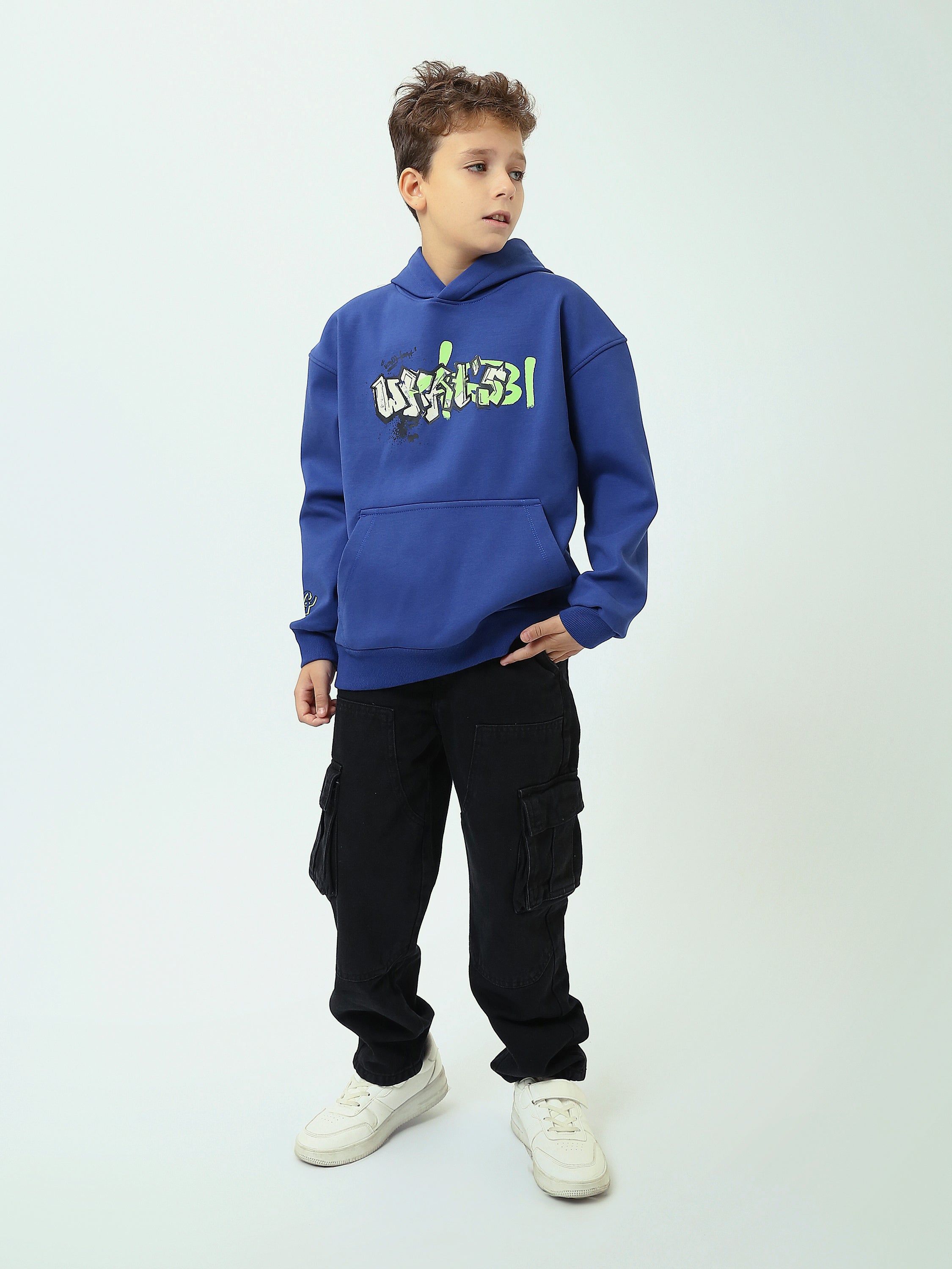 Sweat à capuche garçon avec imprimé graffiti et poche kangourou – SWS25WHNK31528TB1