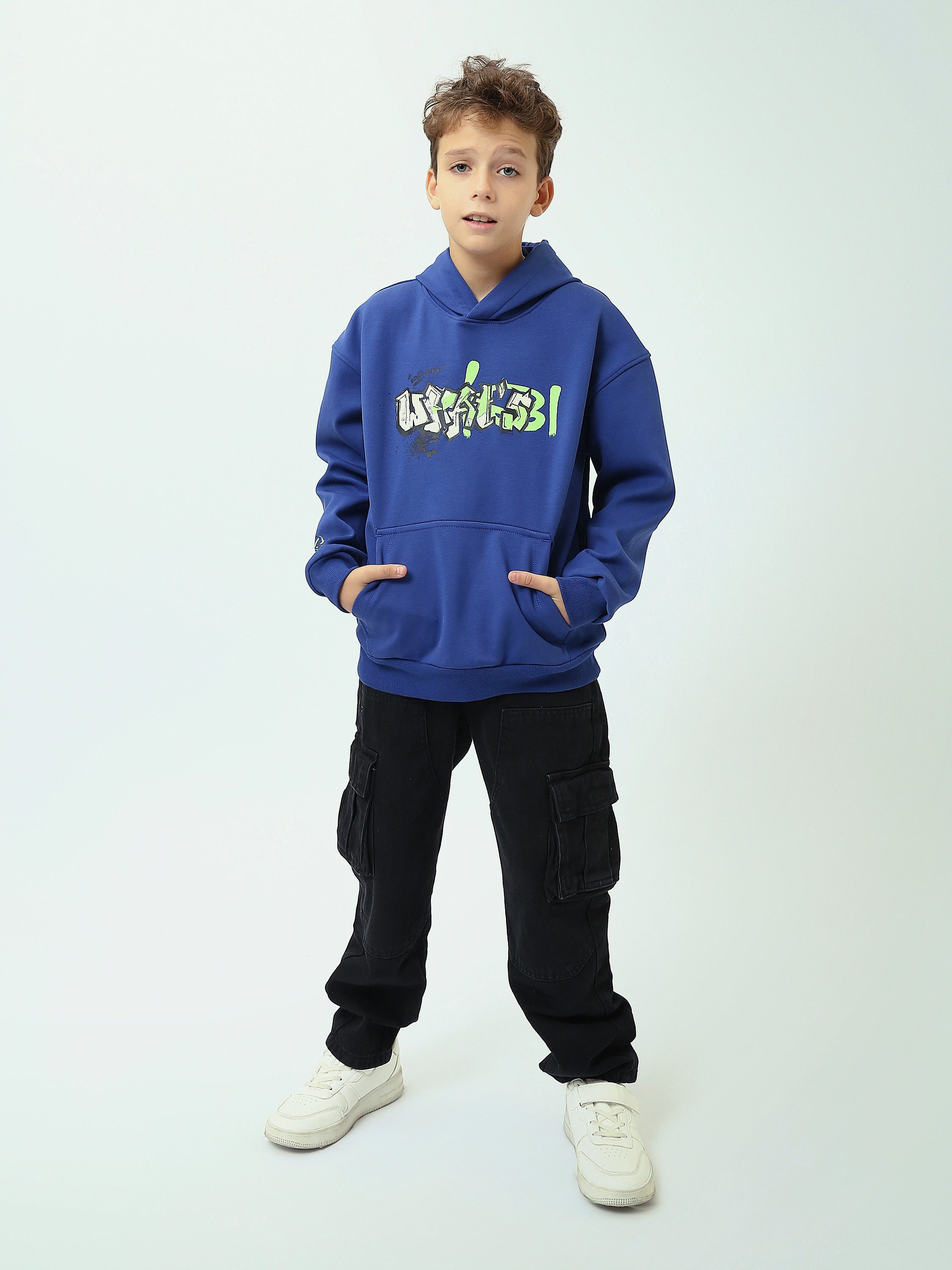 Sweat à capuche garçon avec imprimé graffiti et poche kangourou – SWS25WHNK31528TB1