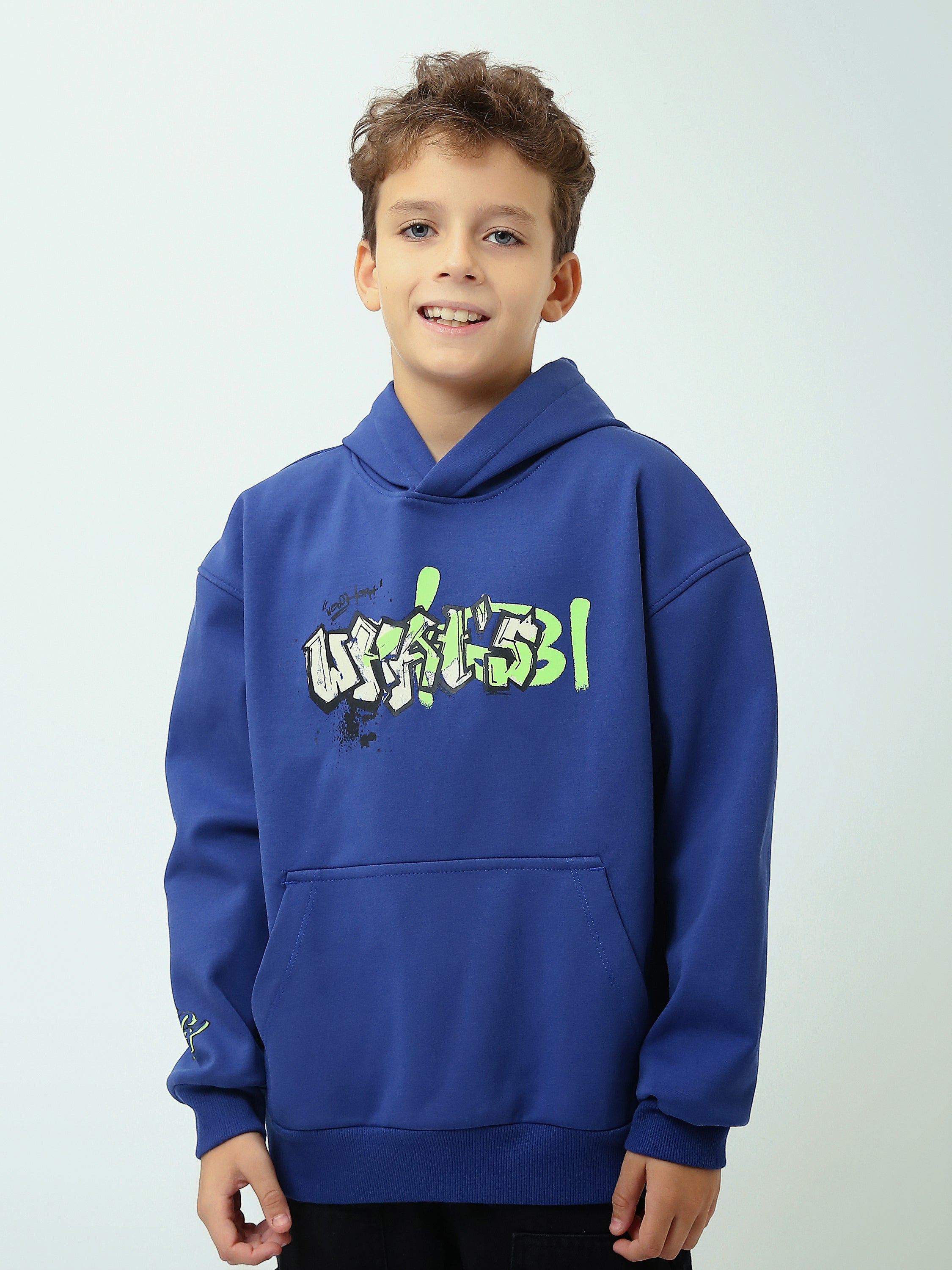 Sweat à capuche garçon avec imprimé graffiti et poche kangourou – SWS25WHNK31528TB1