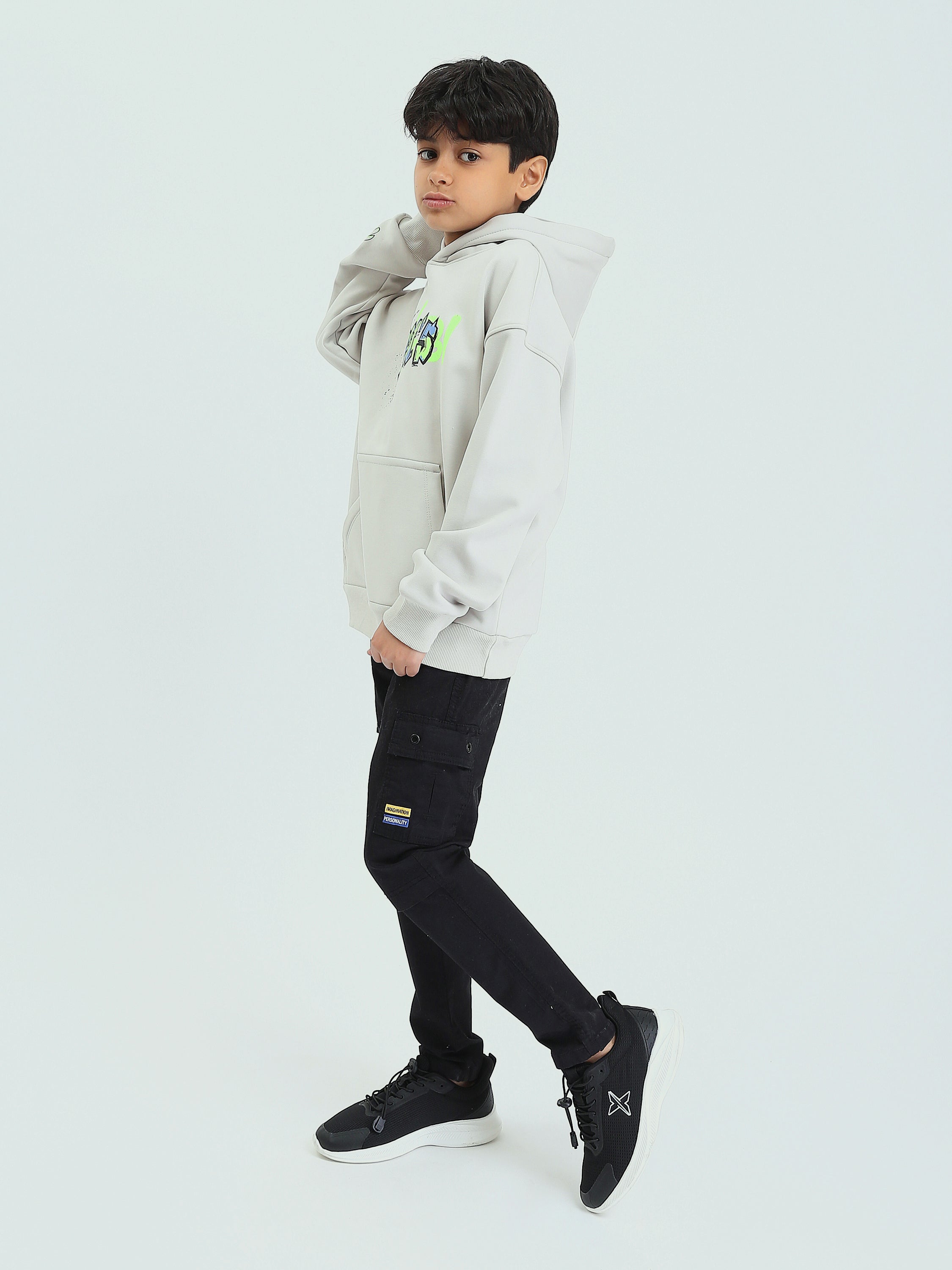 Sweat à capuche garçon avec imprimé graffiti et poche kangourou – SWS25WHNK31528TB1