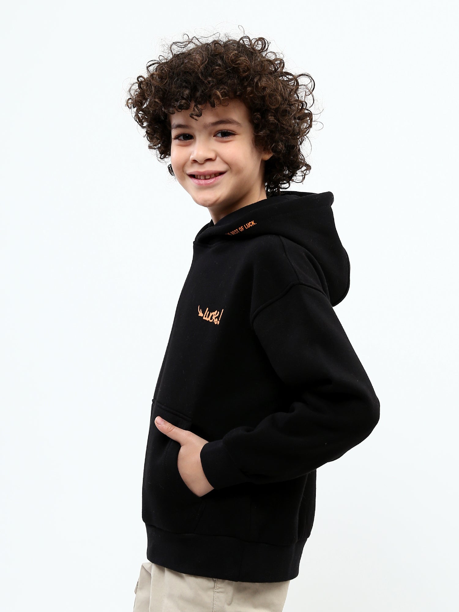 Sweat à capuche garçon avec poche kangourou et imprimé Luck – SWS25WHNK76069MB1