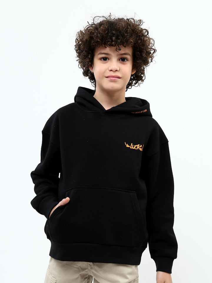 Sweat à capuche garçon avec poche kangourou et imprimé Luck – SWS25WHNK76069MB1