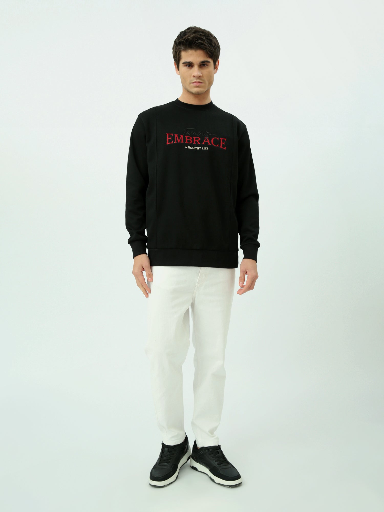 سويت شيرت رجالي بتصميم عصري وطبعة "EMBRACE" - SWS25WRCL26234TM1