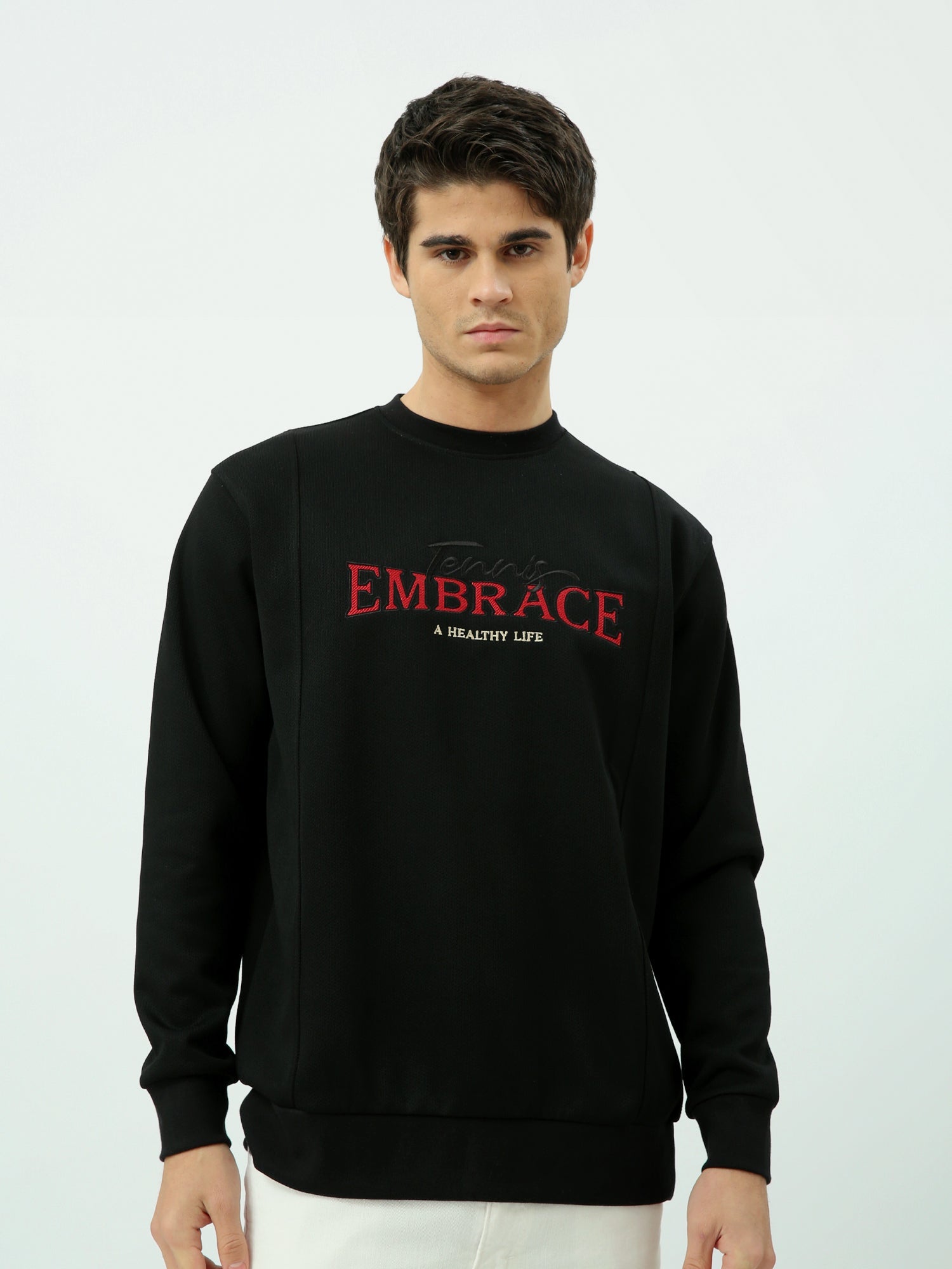 سويت شيرت رجالي بتصميم عصري وطبعة "EMBRACE" - SWS25WRCL26234TM1