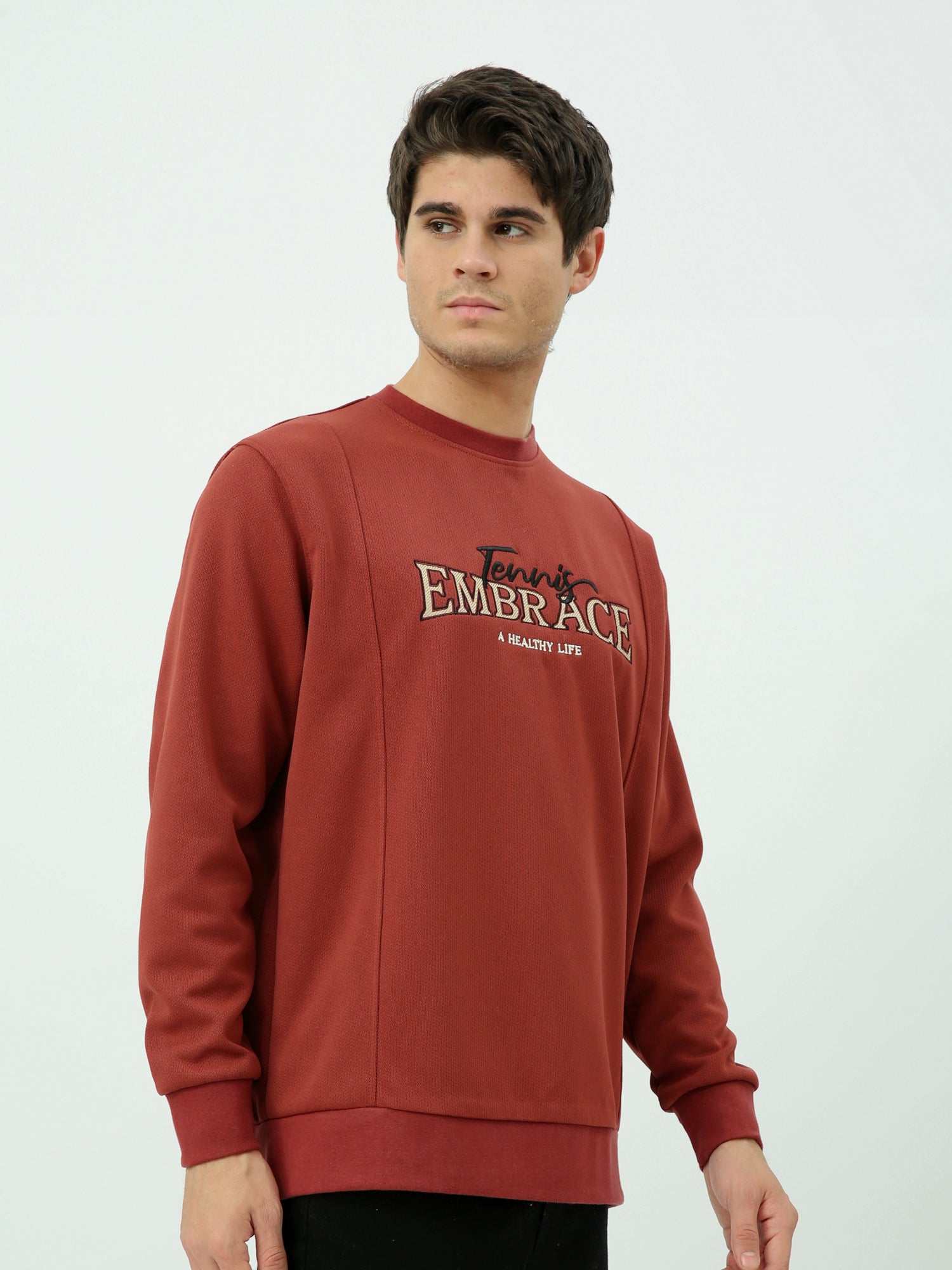 سويت شيرت رجالي بتصميم عصري وطبعة "EMBRACE" - SWS25WRCL26234TM1