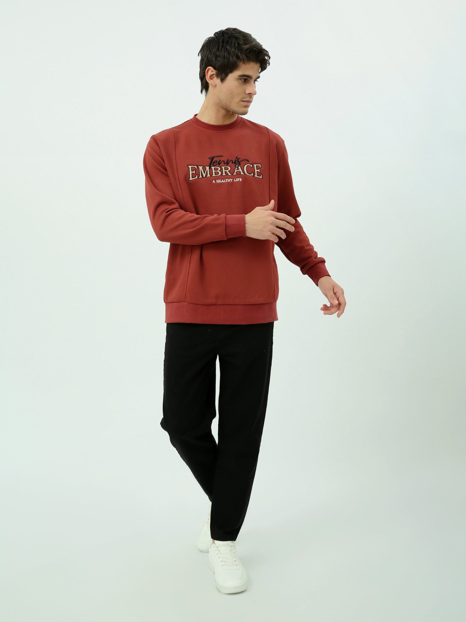 سويت شيرت رجالي بتصميم عصري وطبعة "EMBRACE" - SWS25WRCL26234TM1