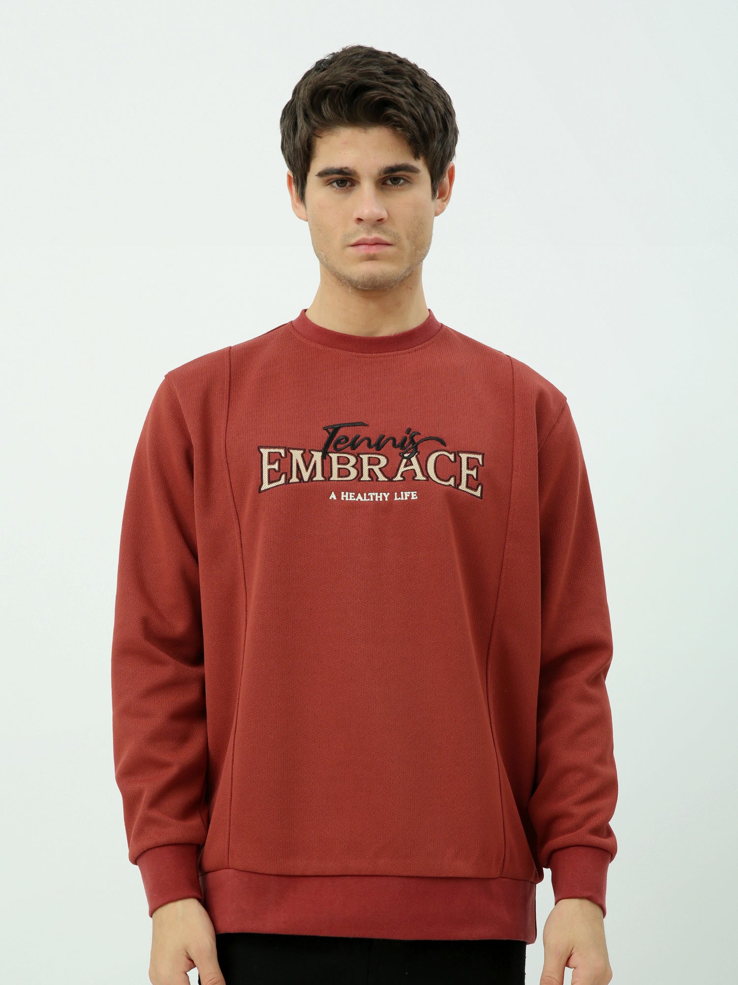 سويت شيرت رجالي بتصميم عصري وطبعة "EMBRACE" - SWS25WRCL26234TM1