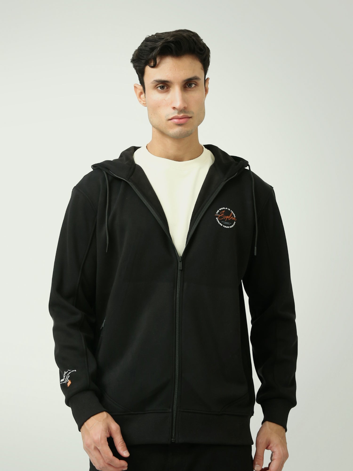 هودي رجالي بسحاب كامل بتصميم عملي وجيوب جانبية  الوصف - SWS25WZNS26084TM1 