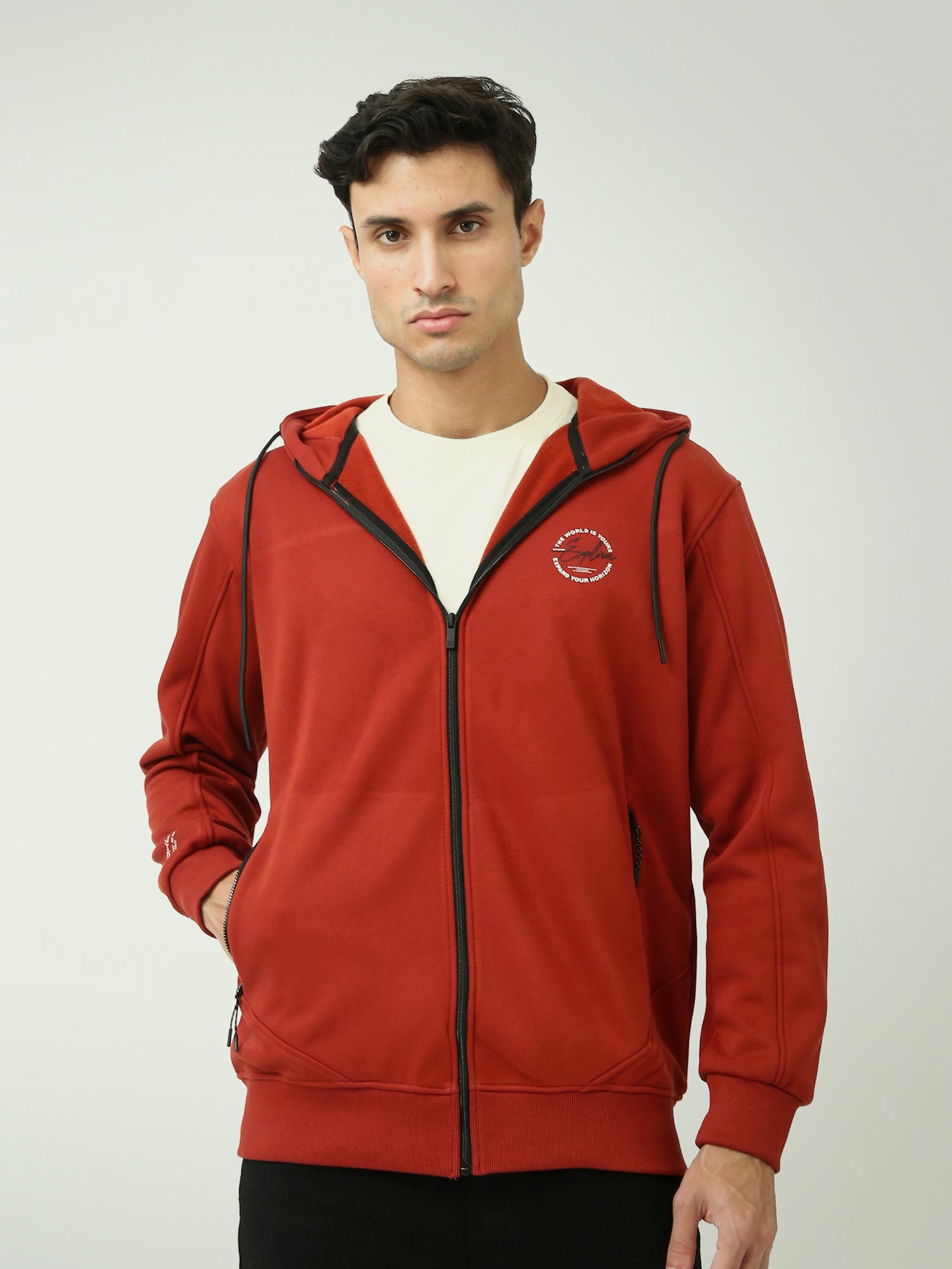 هودي رجالي بسحاب كامل بتصميم عملي وجيوب جانبية  الوصف - SWS25WZNS26084TM1 