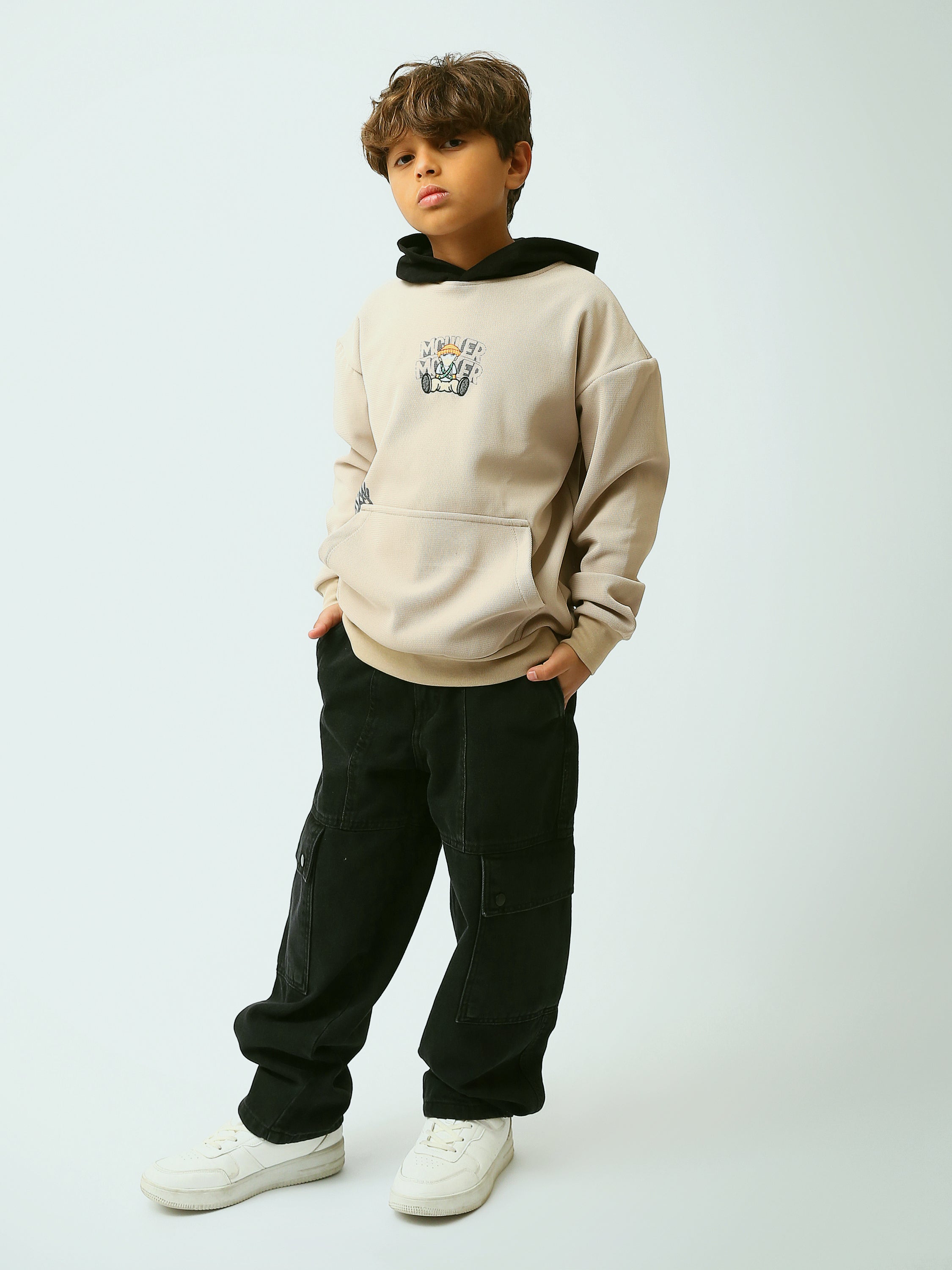 Sweat à capuche garçon bicolore, coloris beige pierre avec capuche noire et imprimé cartoon - SWS26WHNK31568TB1