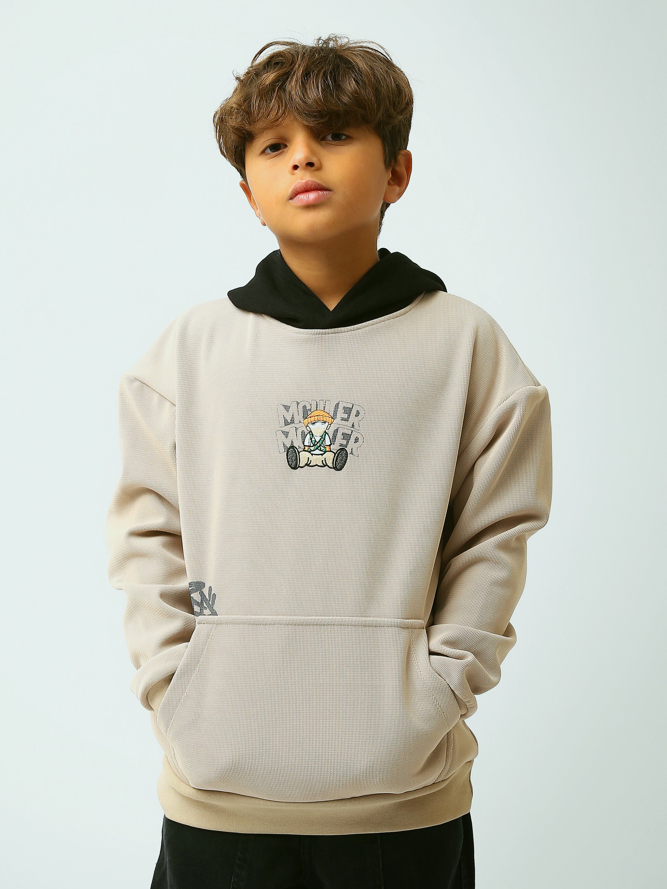 Sweat à capuche garçon bicolore, coloris beige pierre avec capuche noire et imprimé cartoon - SWS26WHNK31568TB1