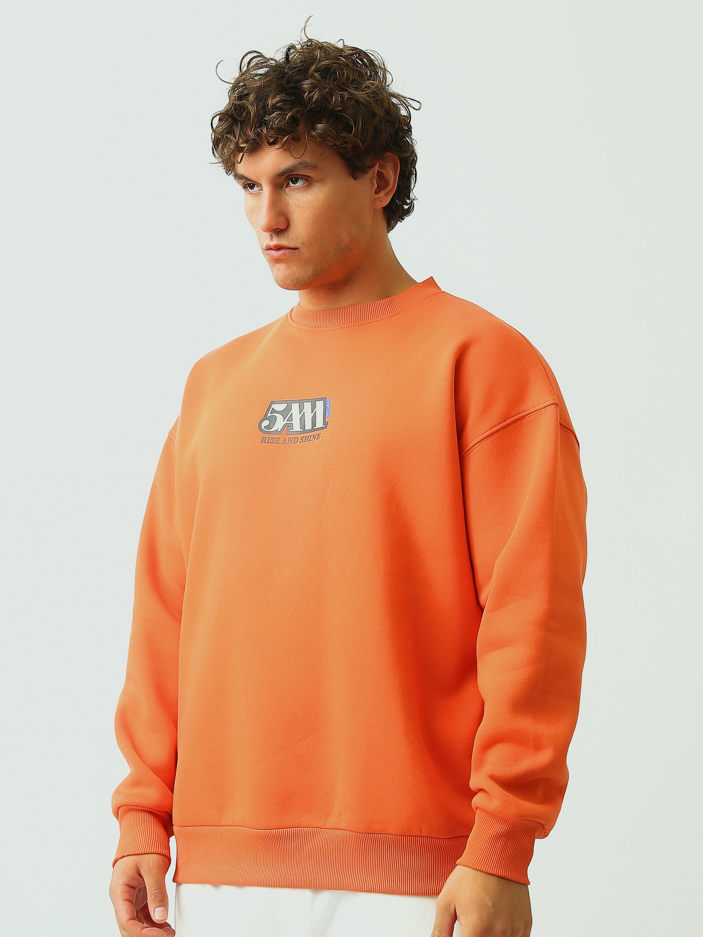 سويت شيرت رجالي باللون البرتقالي مع ياقة دائرية بستايل عصري - SWS26WRNL26581TM1
