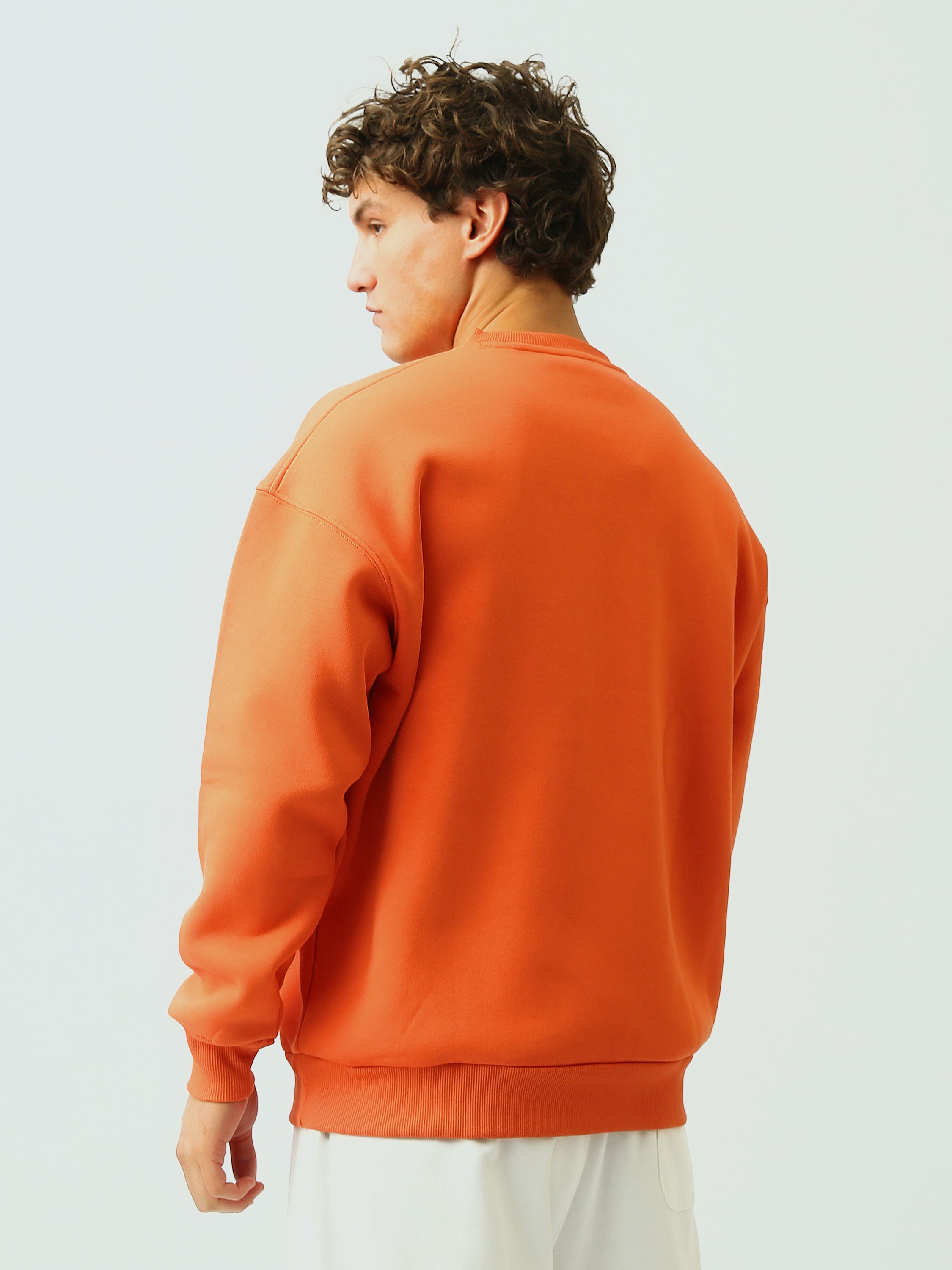 سويت شيرت رجالي باللون البرتقالي مع ياقة دائرية بستايل عصري - SWS26WRNL26581TM1
