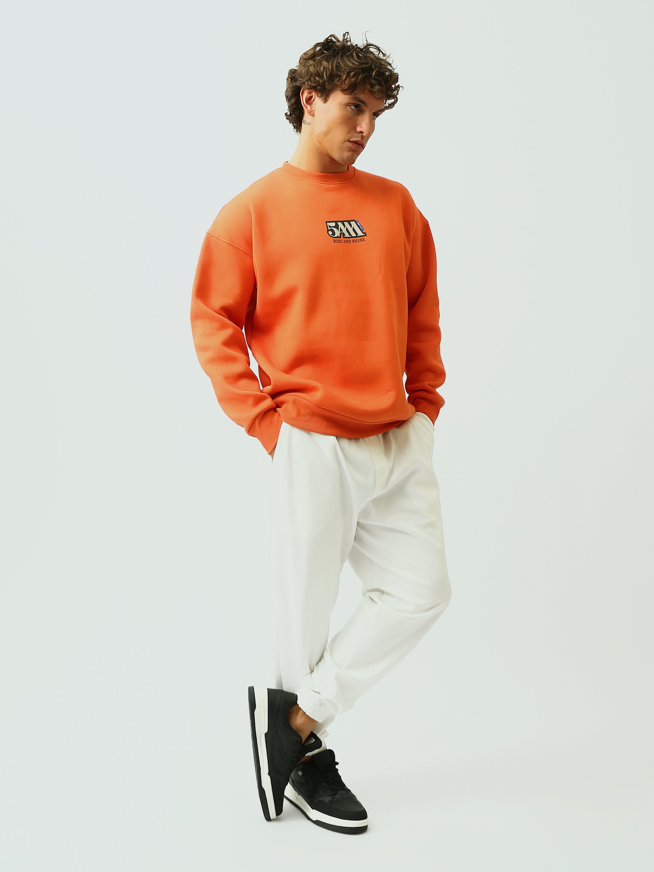 سويت شيرت رجالي باللون البرتقالي مع ياقة دائرية بستايل عصري - SWS26WRNL26581TM1
