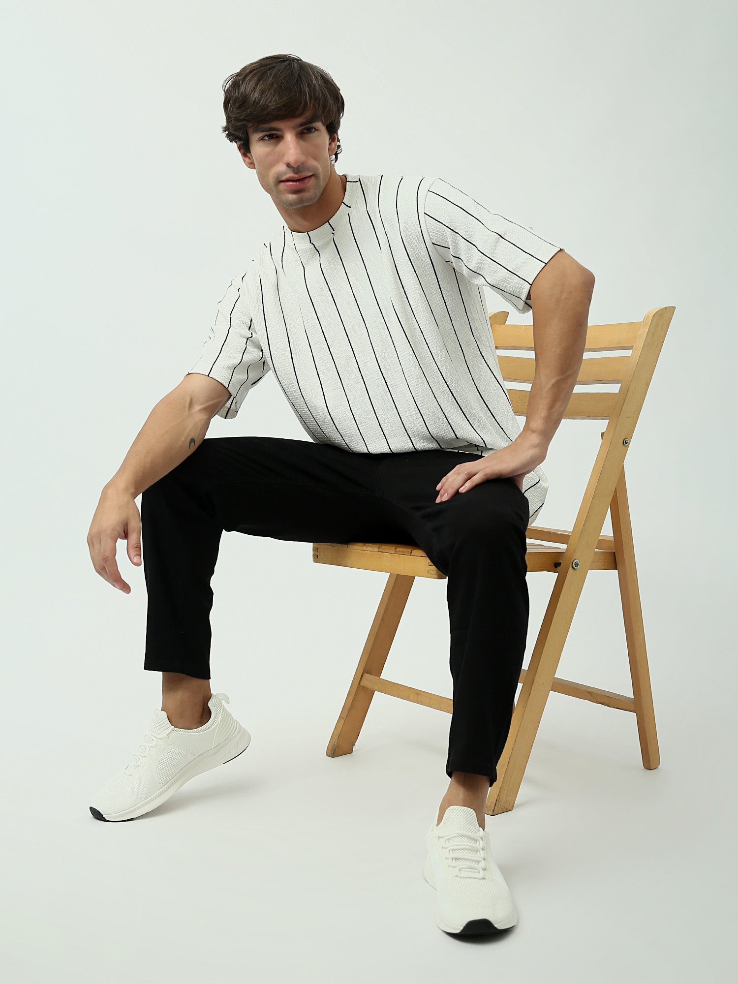 T-shirt Homme Off-White à Rayures Verticales – Style Moderne et Élégant - TSH24SARO20129TM1