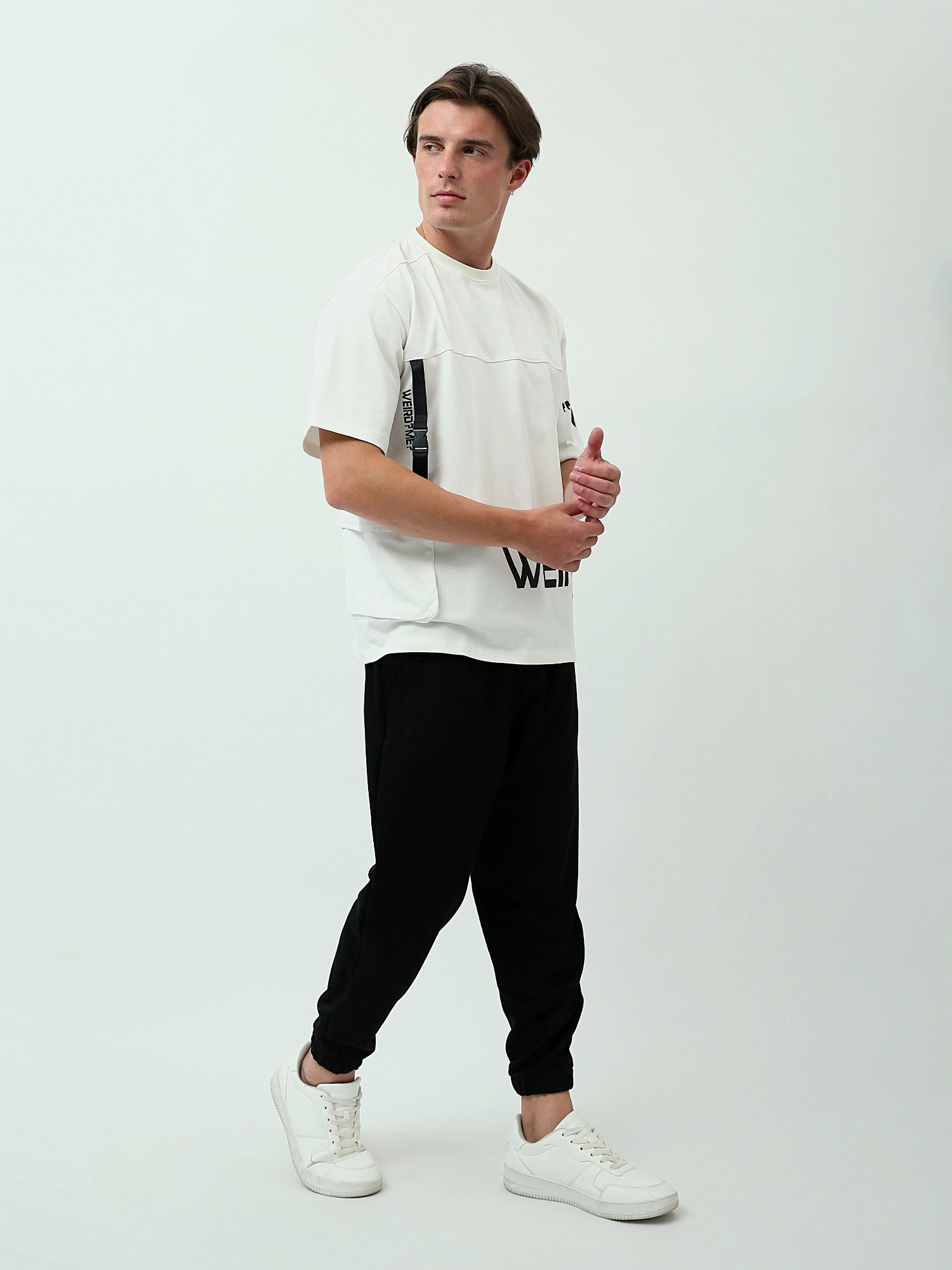 تيشرت رجالي أبيض بتصميم عصري وطباعة جريئة - TSH24SPRO20147TM1