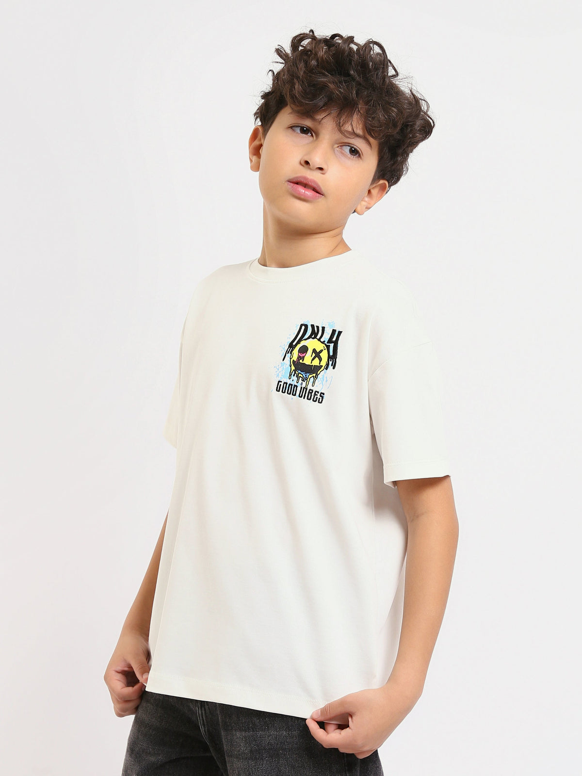 T-shirt off-white garçon "GOOD VIBES" avec imprimé graphique - TSH25SPRO32684TB1