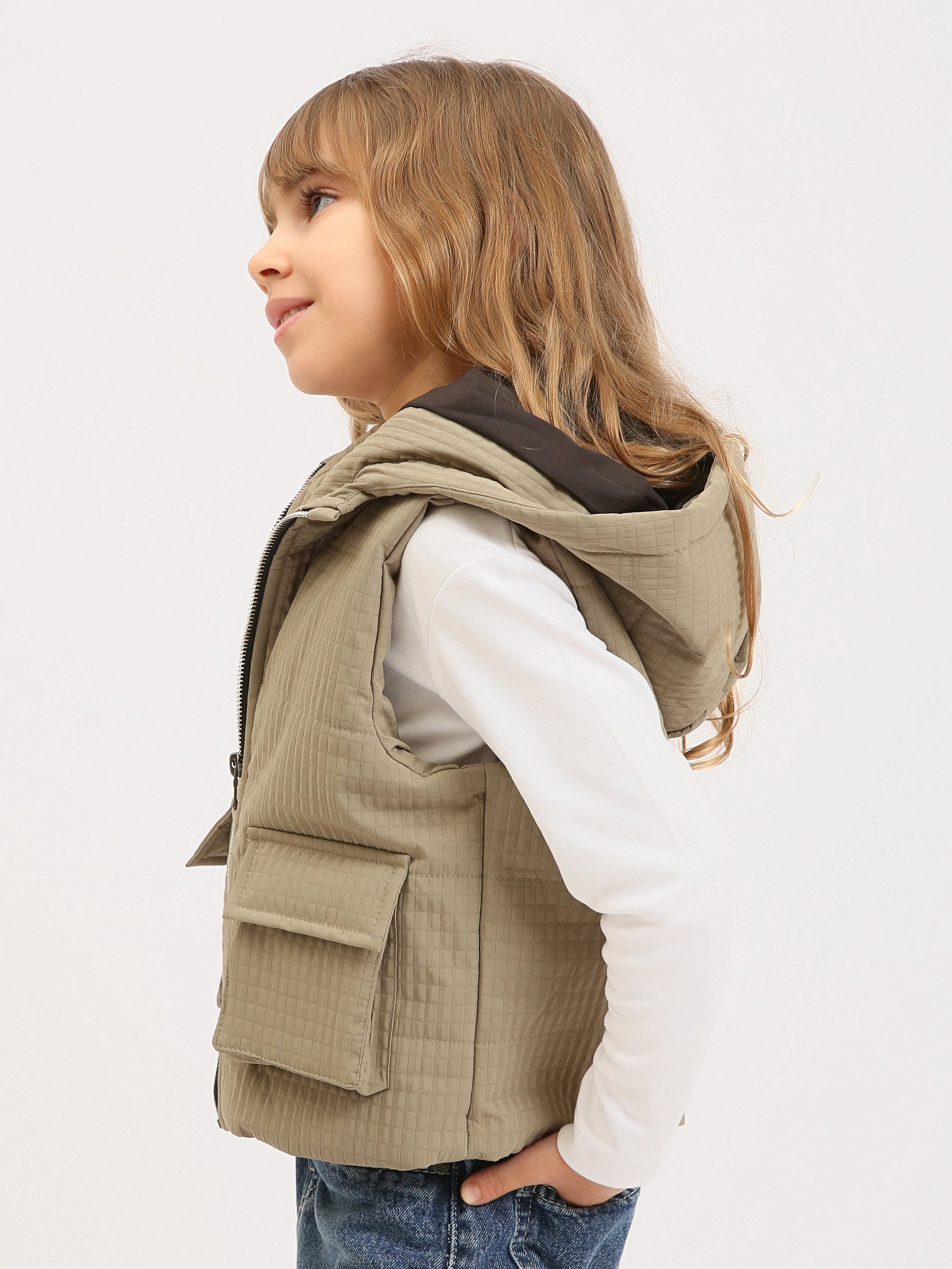 Gilet sans manches fille matelassé à capuche avec poches à rabat - VST25AWBL71217MG1