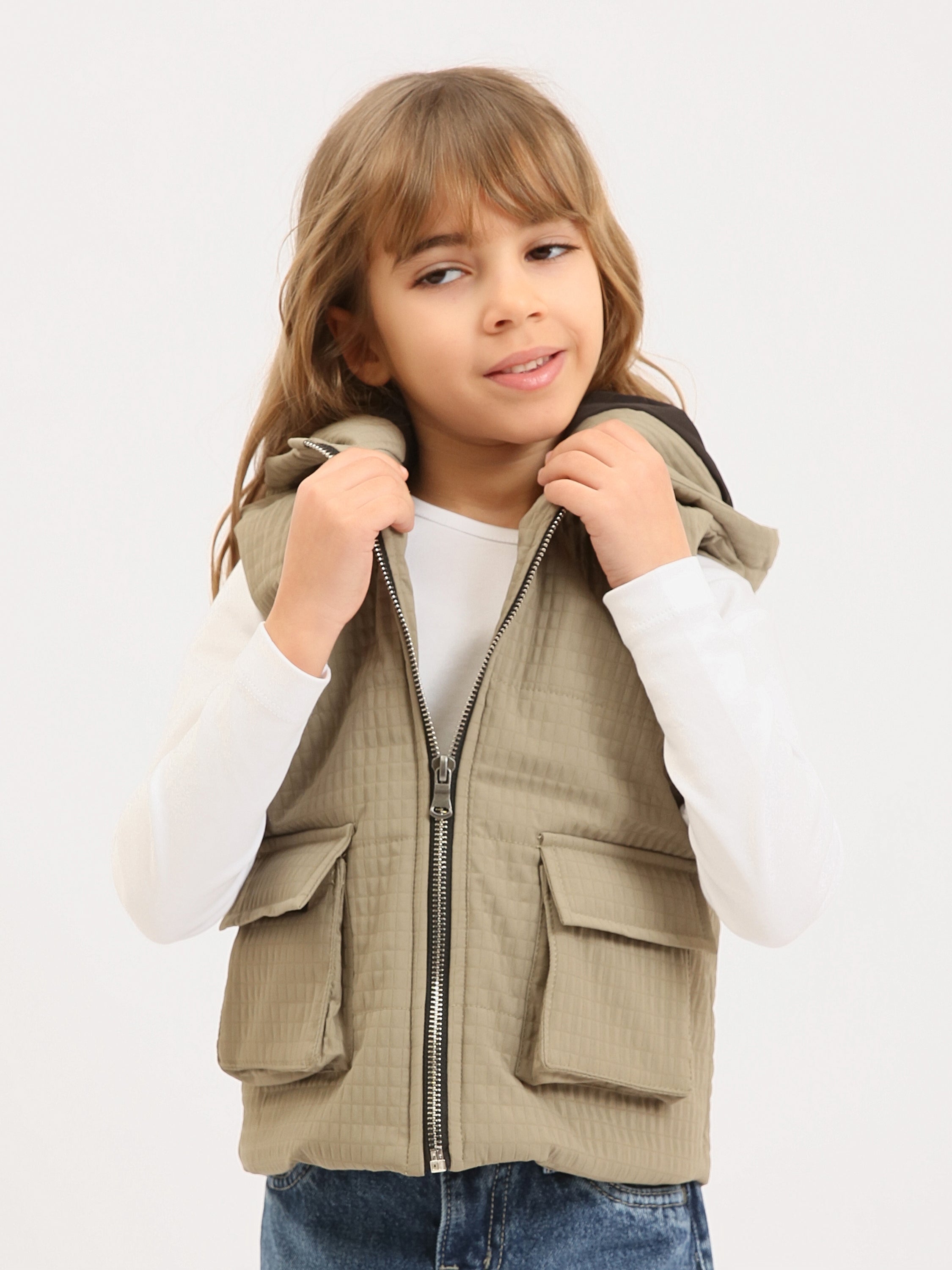 Gilet sans manches fille matelassé à capuche avec poches à rabat - VST25AWBL71217MG1