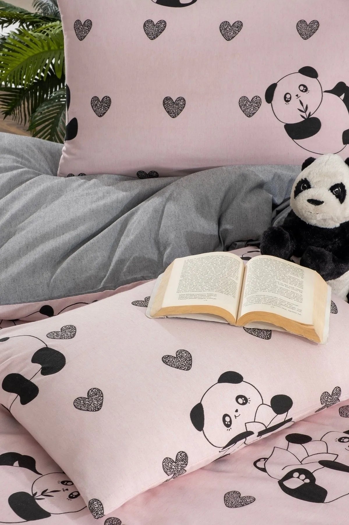 <tc>"Ensemble de literie simple avec drap-housse élastique, motif de panda avec des cœurs."</tc>