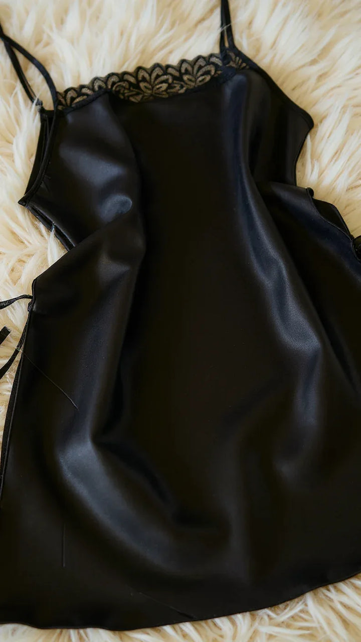 Nuisette 126 -Nuisette noire en satin avec dentelle féminine