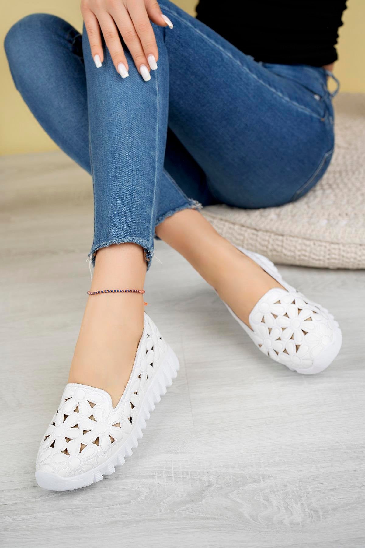 <tc>aymood Ballerines à découpe laser en cuir blanc.</tc>