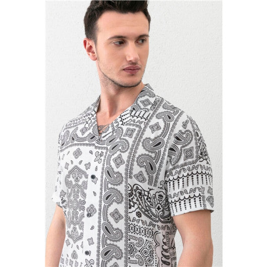 <tc>Chemise pour homme à motif foulard, à manches courtes, coupe regular, blanche</tc>