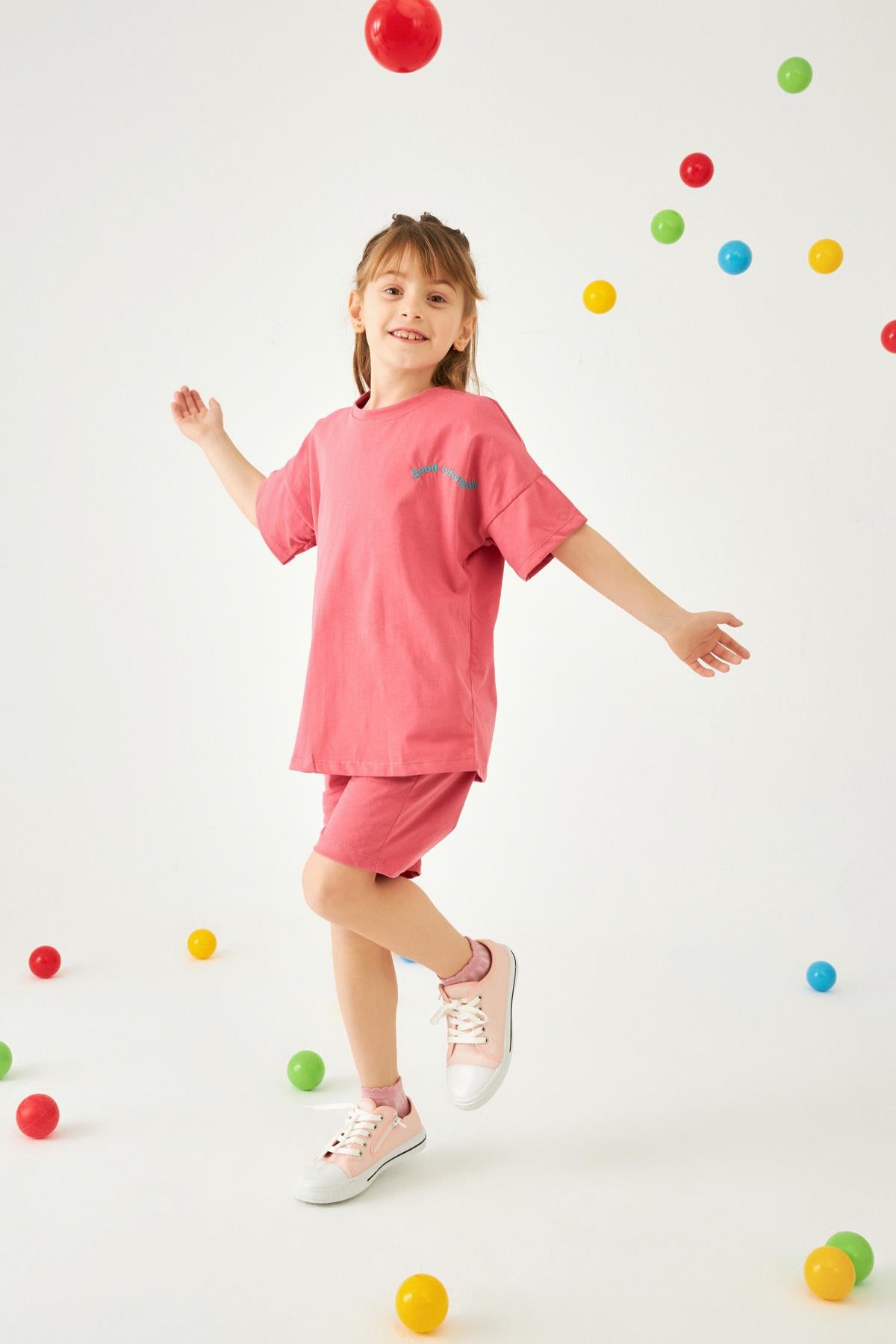 <tc>Ensemble unisexe pour enfant avec short et broderie, col rond et épaules tombantes</tc>