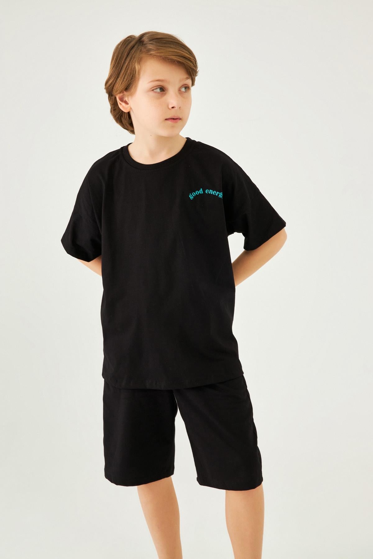 <tc>Ensemble unisexe pour enfant avec short et broderie, col rond et épaules tombantes</tc>