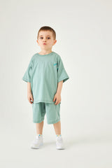 <tc>Ensemble unisexe pour enfant avec short et broderie, col rond et épaules tombantes</tc>