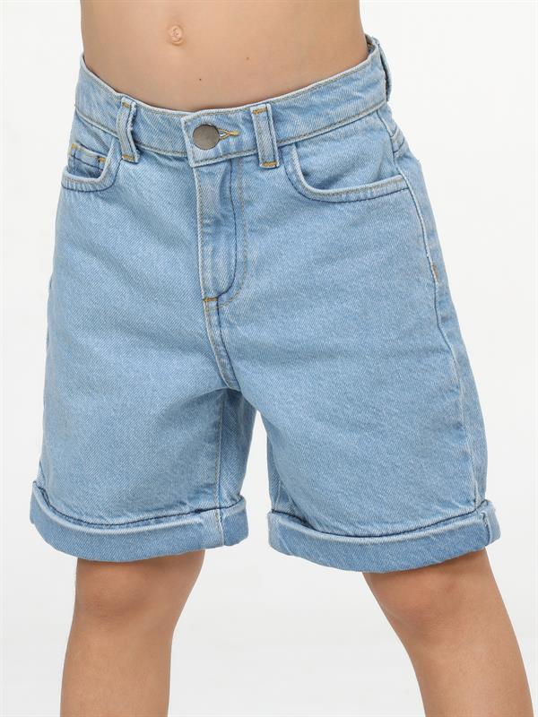 <tc>"Short en denim délavé pour garçon, style usé avec effet froissé"</tc>