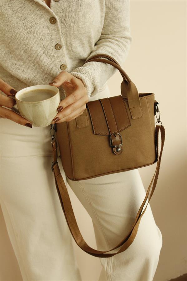 <tc>Sac à main en toile camel Carmin pour femme.</tc>