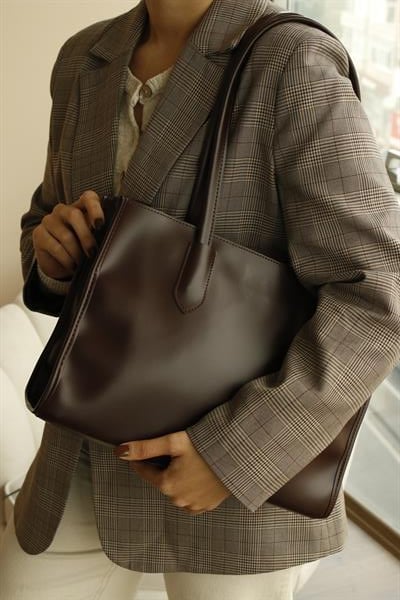 <tc>Sac à main marron foncé Charlot pour femme.</tc>