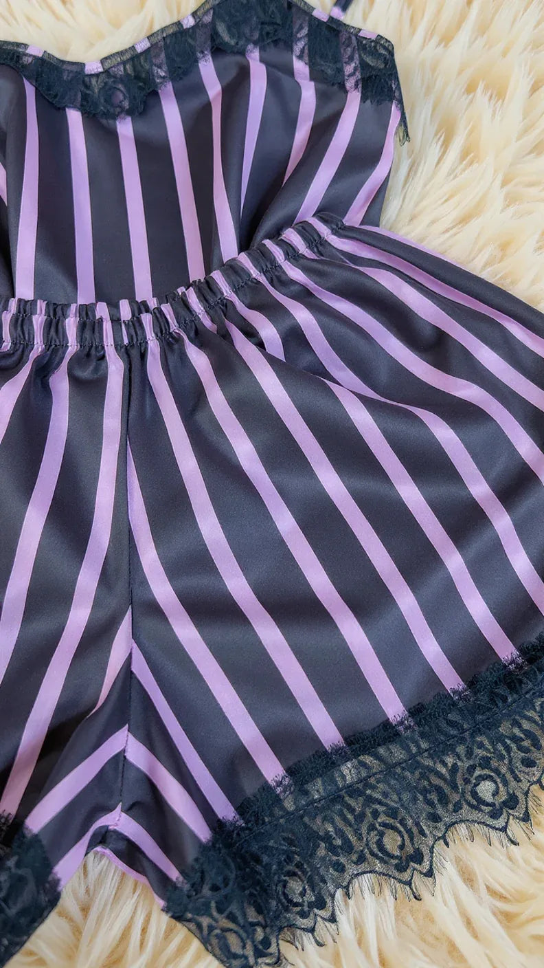Ensemble de nuit satin rayé avec dentelle élégante