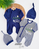 <tc>Cool Dad ensemble 2 combinaisons / 2 bonnets - bleu marine</tc>