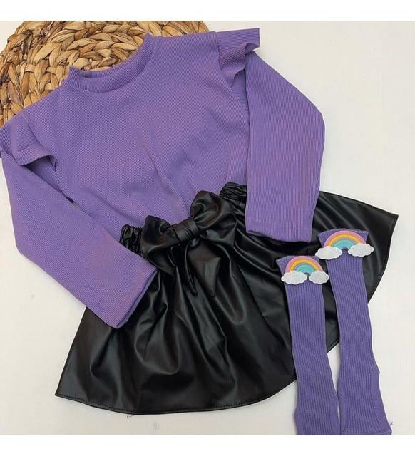 Jupe en cuir, body et chaussettes montantes